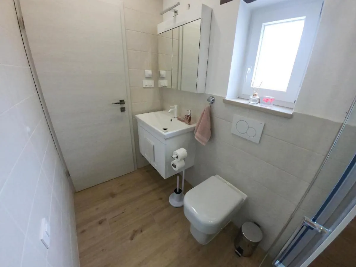 Holiday Home Brsec Мощеничка-Драга 0*,